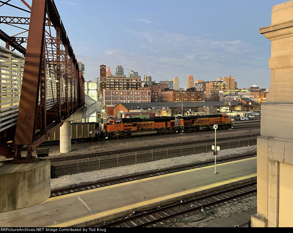 BNSF 9370 & 5923